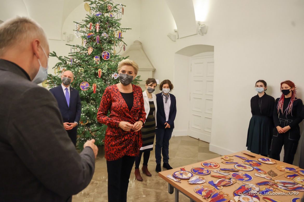 Agata Duda ubiera choinkę