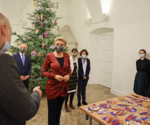 Agata Duda ubiera choinkę