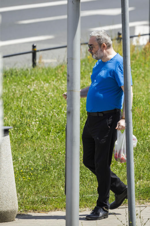 Karol Karski objada się malinami