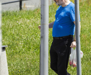 Karol Karski objada się malinami