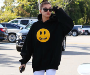 Hailey Bieber wychodzi z zajęć pilatesu