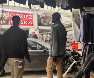 Rozpędzone BMW wjechało prosto w pasaż handlowy. Wypadek we Wrocławiu