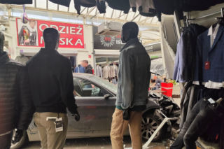 Rozpędzone BMW wjechało prosto w pasaż handlowy. Wypadek we Wrocławiu