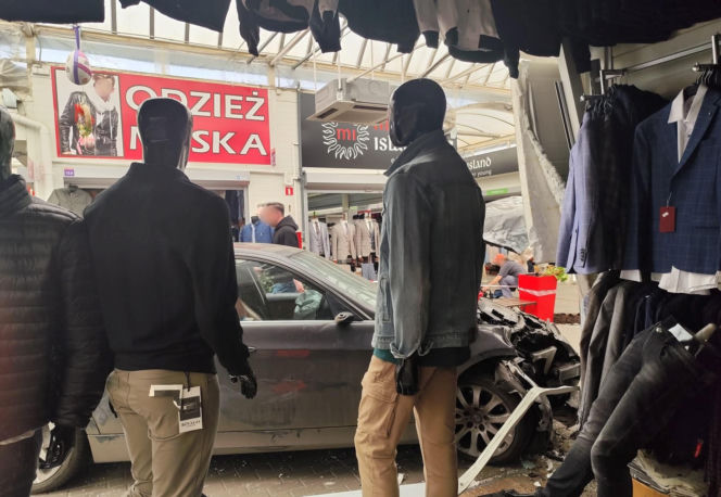 Rozpędzone BMW wjechało prosto w pasaż handlowy. Wypadek we Wrocławiu