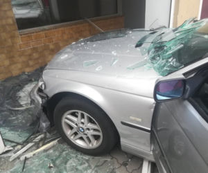 Wronki: Kierowca BMW zasnął i wjechał w budynek