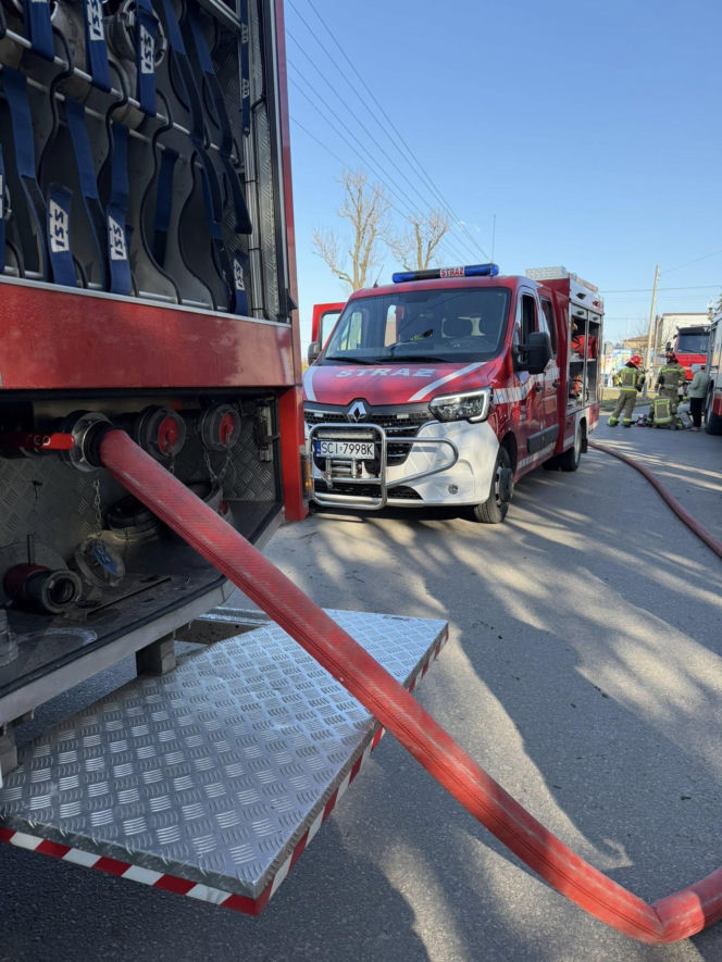 Pożar trwa w Chybiu