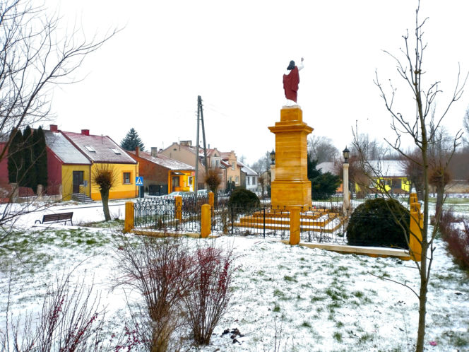 To miasto w województwie łódzkim ma jeden z najpiękniejszych rynków. Zachwyca też zabytkowym ratuszem
