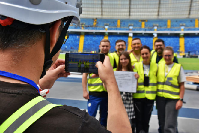 Tysiące ludzi szuka swojego szczęścia na stadionie. Kongres Świadków Jehowy przyciągnął tłumy