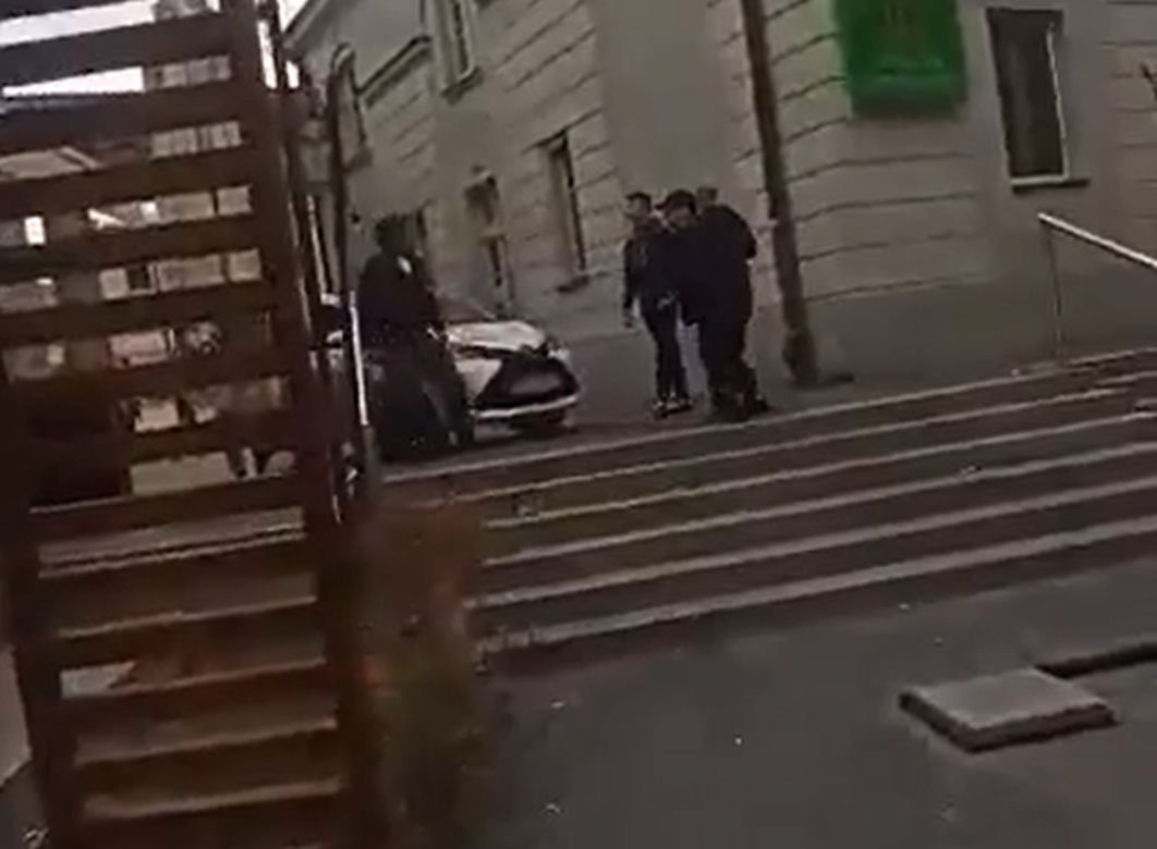 Atak nożownika pod galerią handlową w Siedlcach. Kolega dźgnął kolegę na oczach gapiów!