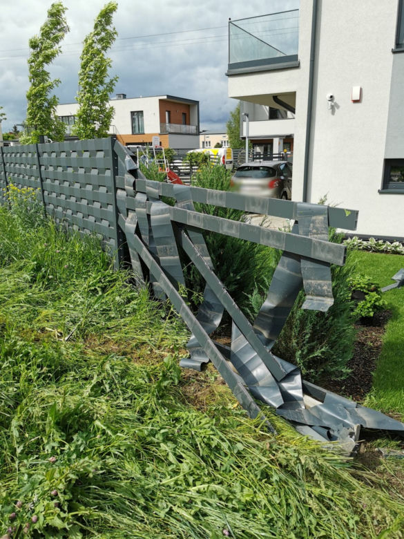 Szaleniec wjechał do ogródka. Rodzinę przed śmiercią uratowała pogoda