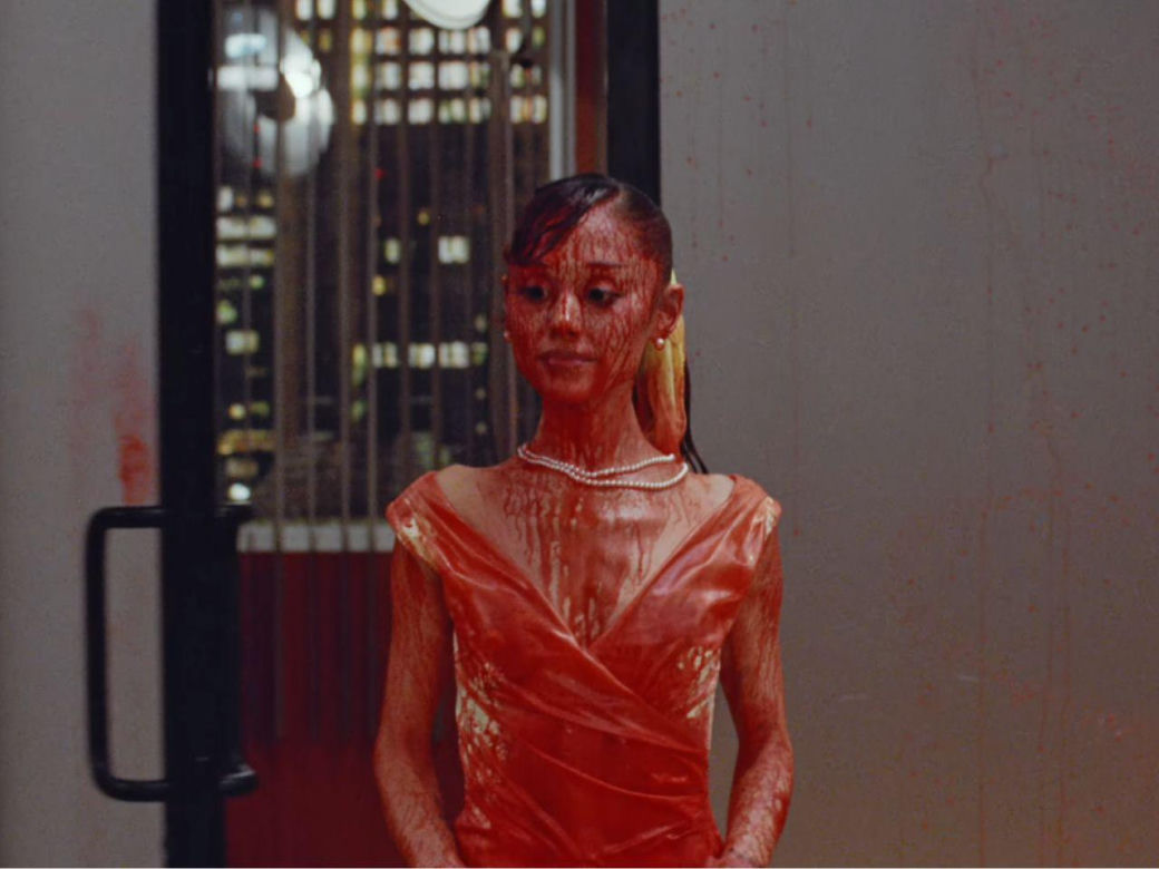 Ariana Grande w teledysku do "petal"