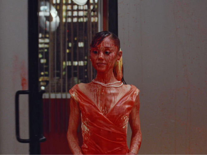 Ariana Grande w teledysku do "petal"