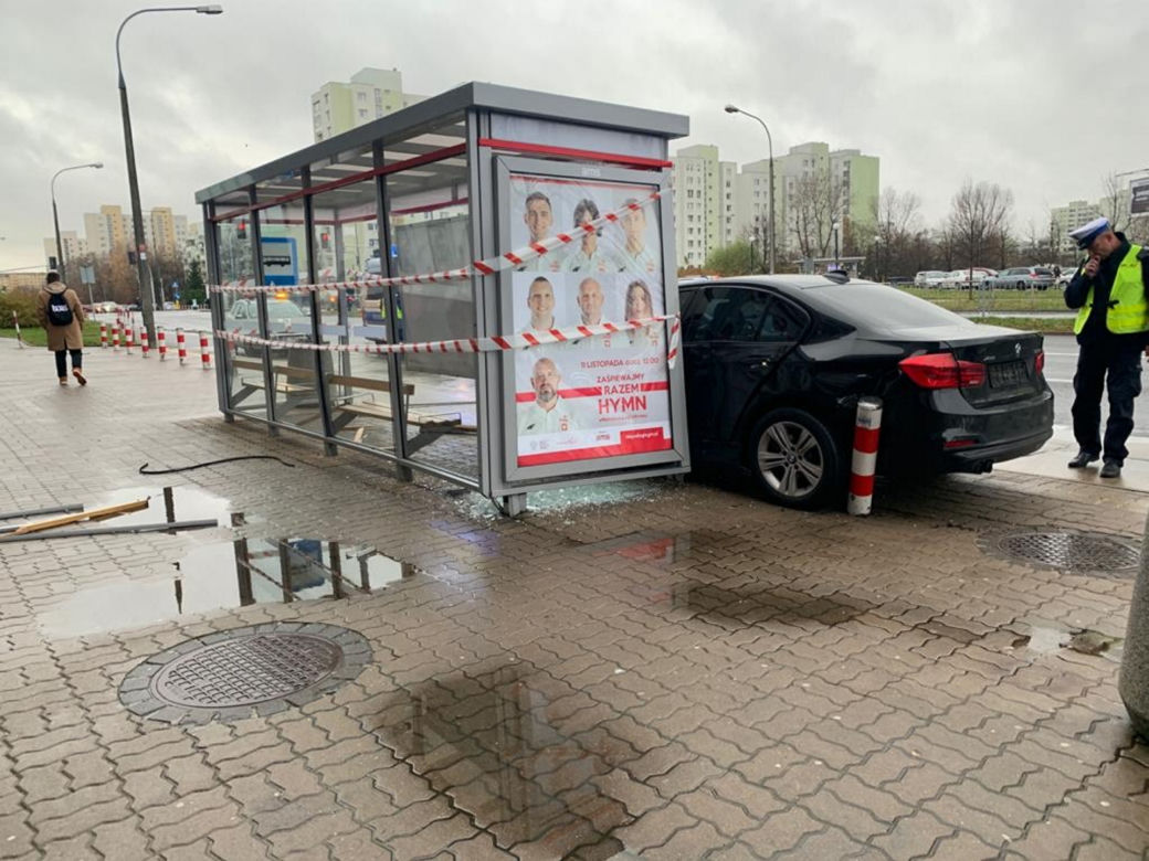 BMW roztrzaskało przystanek. Dwóch nastolatków wylądowało w szpitalu 