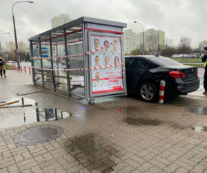 BMW roztrzaskało przystanek. Dwóch nastolatków wylądowało w szpitalu 