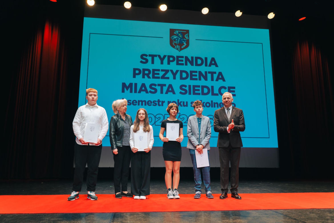 Najzdolniejsi uczniowie odebrali stypendia Prezydenta Miasta Siedlce