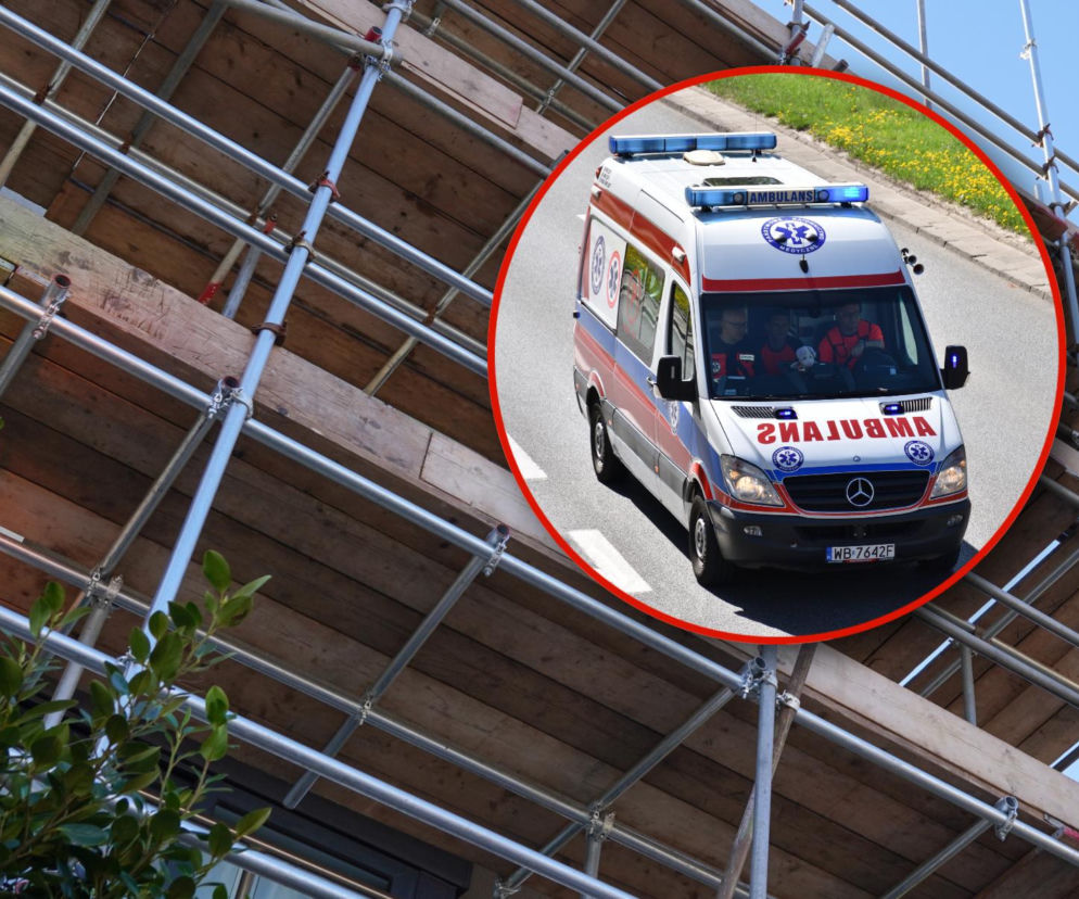 Metalowe rusztowanie przy budynku. Na miniaturze ambulans. O tragedii w Koszalinie przeczytasz na Eska Koszalin.