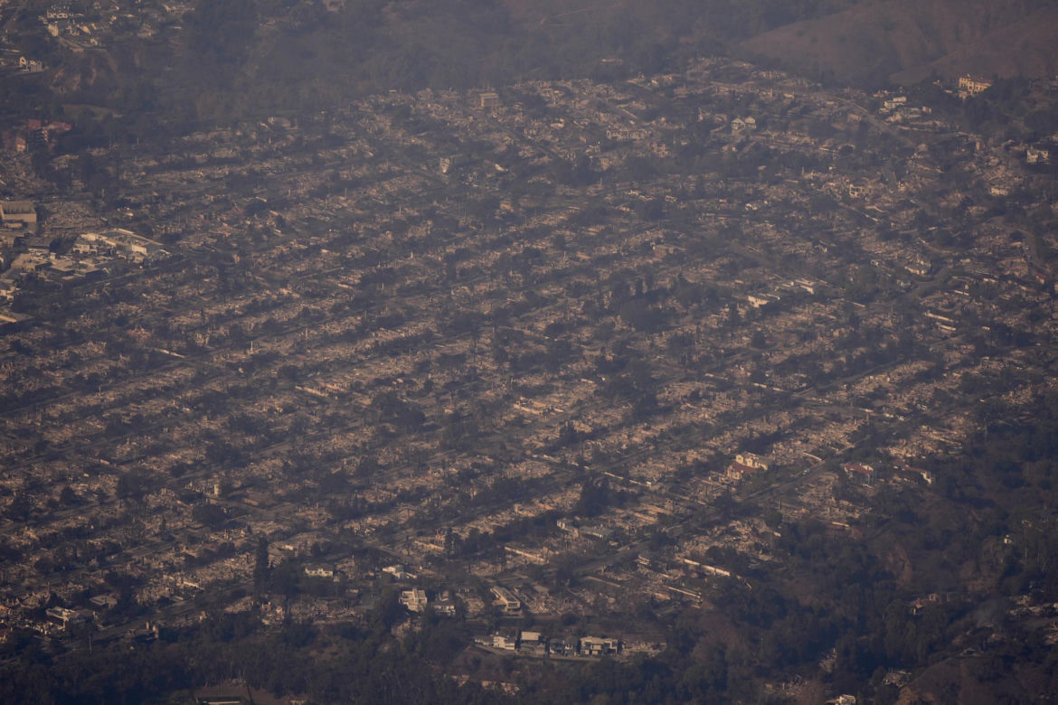 Wstrząsające zdjęcia z Los Angeles. Połacie spalonych domów