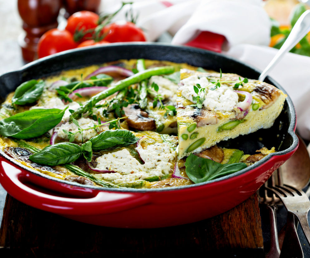 Przepis na szybki obiad: omlet ze szparagami i pieczarkami