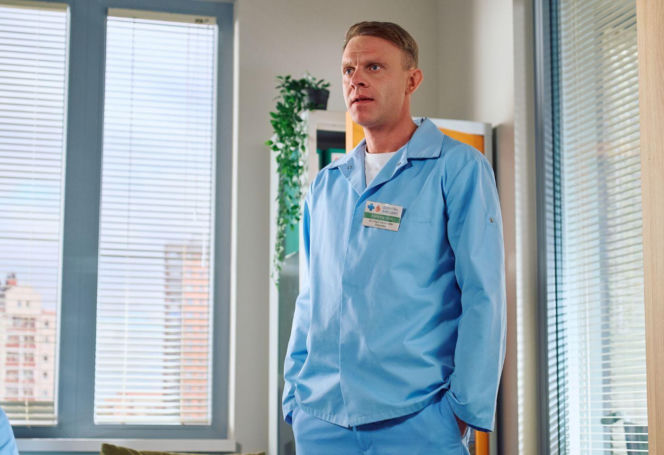 "Na Wspólnej", odcinek 4182: Hoffer i Nalepa odkrywają, że Antek został zakażony gronkowcem. Jego siostra grozi placówce pozwem