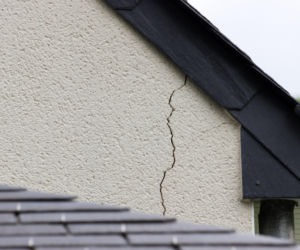 Dlaczego mury pękają i jak je wzmocnić? – skuteczne metody naprawy