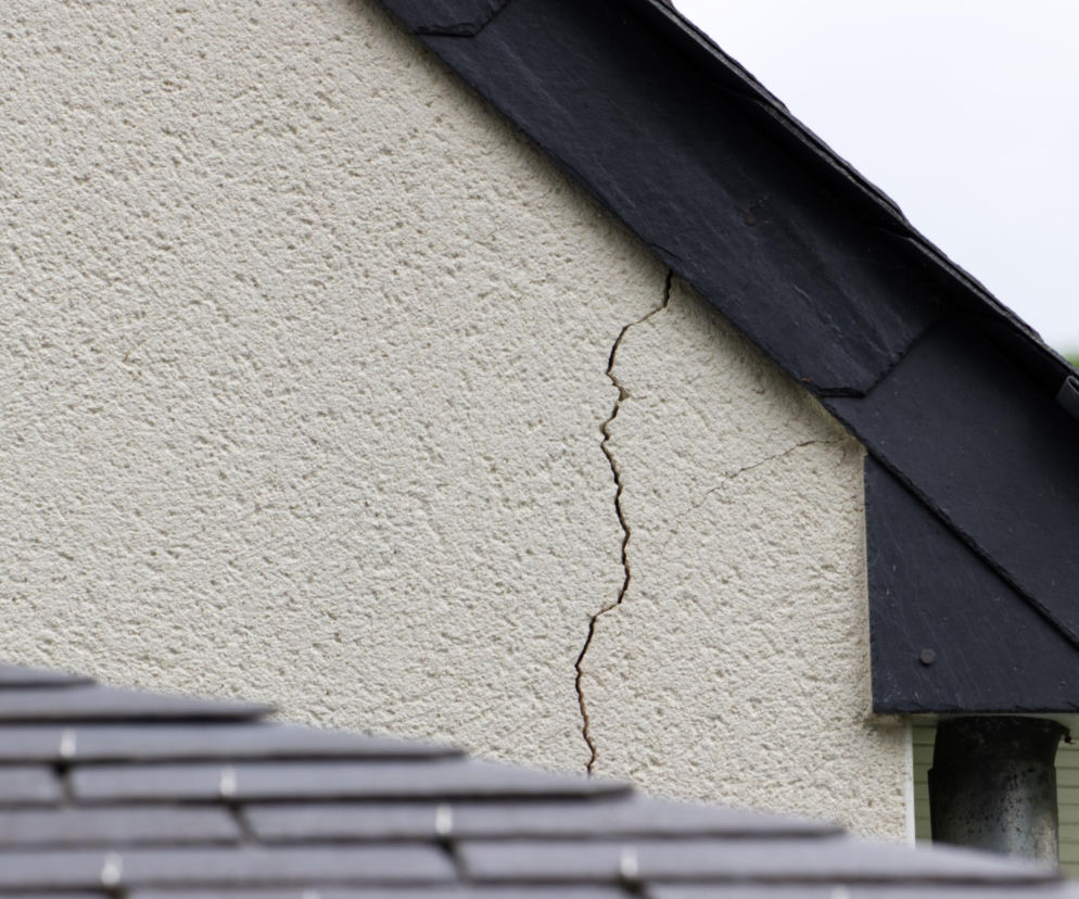 Dlaczego mury pękają i jak je wzmocnić? – skuteczne metody naprawy