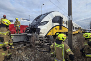Koszmarny wypadek na torach pod Wrocławiem. Z busa została miazga