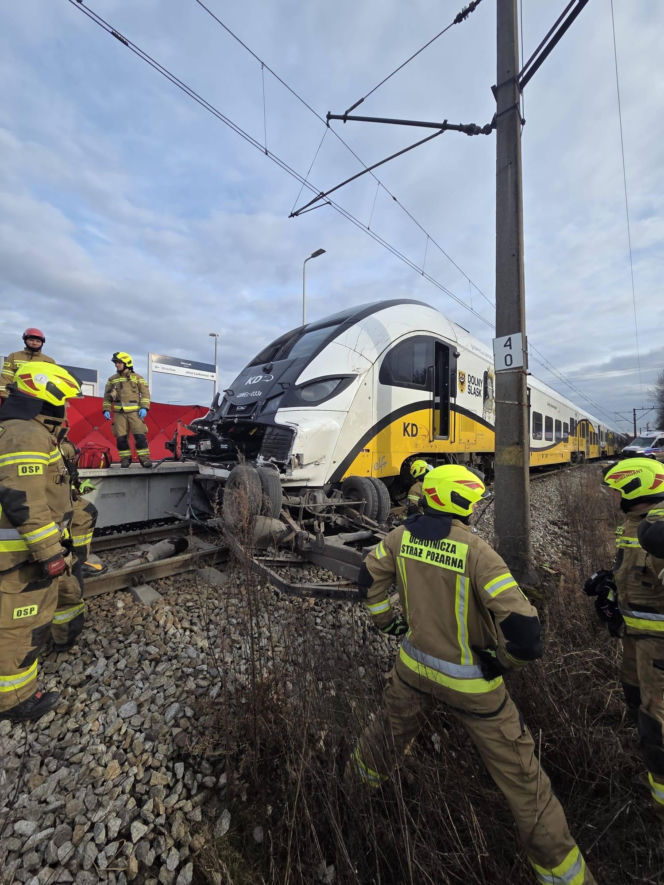Koszmarny wypadek na torach pod Wrocławiem. Z busa została miazga
