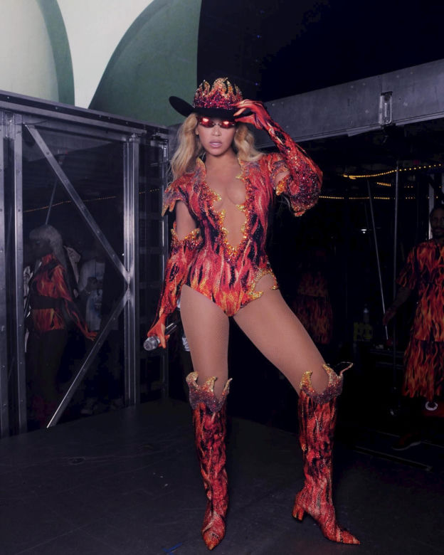 Beyonce wraca! Jest całkiem naga i została kowbojem!