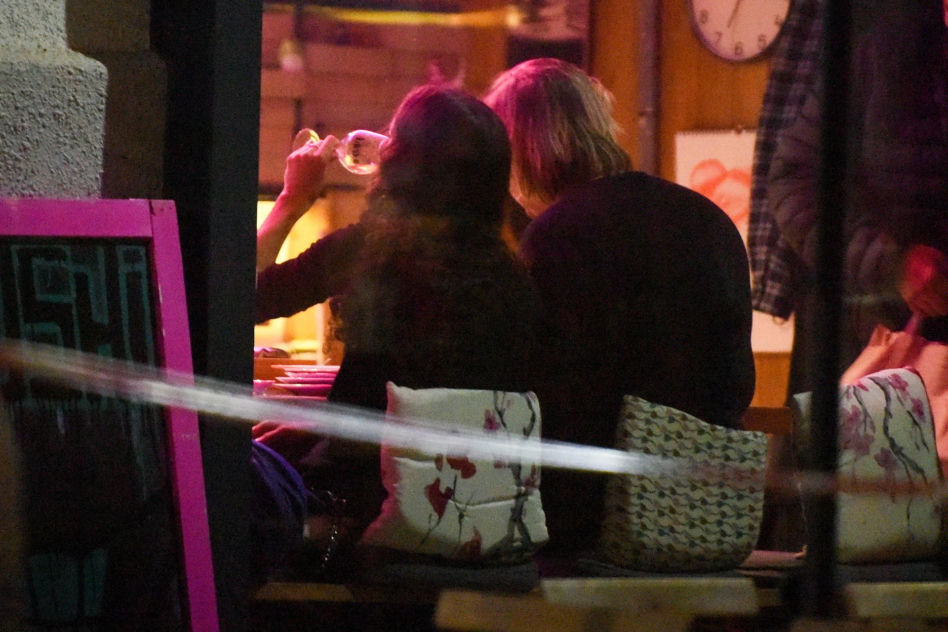 Monika Brodka winko papierosek i taksówka
