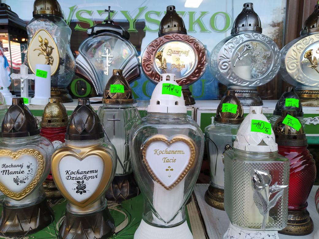 Ceny zniczy i chryzantem na Wszystkich Świętych. Sprawdziliśmy, ile kosztują
