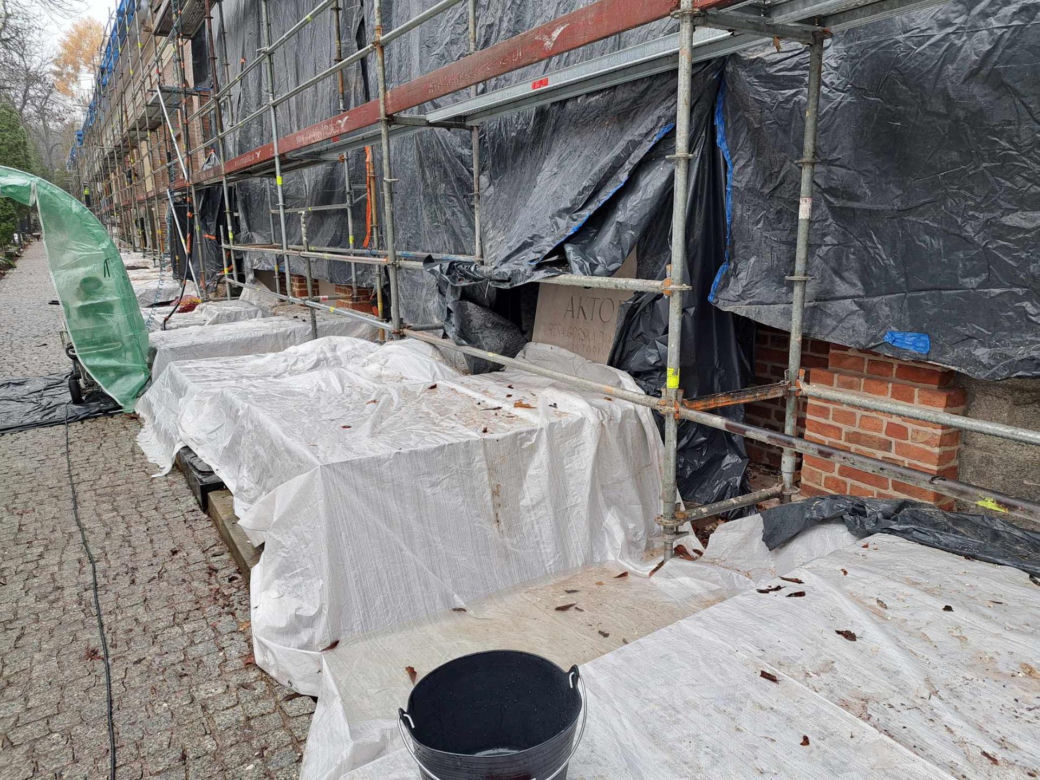 Rodzina i przyjaciele pożegnali Macieja Damięckiego. Aktor jednak  nie spoczął w Alei Zasłużonych