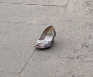 Śmiertelny wypadek w Warszawie. Na asfalcie został biały pantofel ofiary
