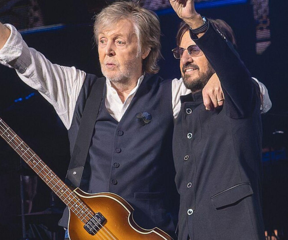 Paul McCartney z gitarą basową i Ringo Starr obejmują się na scenie. O spotkaniu muzyków przeczytasz na EskaRock.
