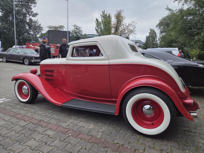 Prawdziwe motoryzacyjne perełki pod Torbydem! Bydgoskie Klasyki Nocą znów zachwyciły