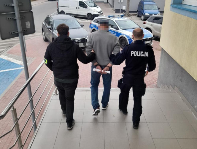 Cztery sądowe zakazy nic nie dały, znów wsiadł za kółko. Będzie stałym bywalcem na komendzie