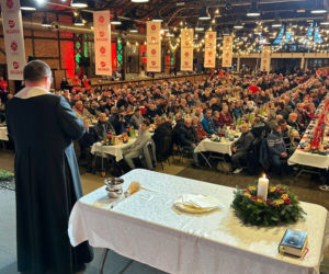 Kard. Ryś na Wigilii Caritas: Pan Bóg wybiera to co małe, to co słabe