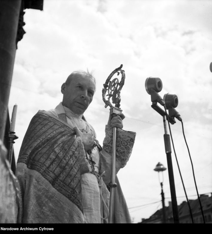 Uroczystość Bożego Ciała w Warszawie celebrowana przez Prymasa Polski kardynała Stefana Wyszyńskiego - 1957 rok