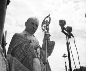 Uroczystość Bożego Ciała w Warszawie celebrowana przez Prymasa Polski kardynała Stefana Wyszyńskiego - 1957 rok