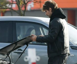 Maciej Musiał najpierw pieści auto, potem dziewczynę