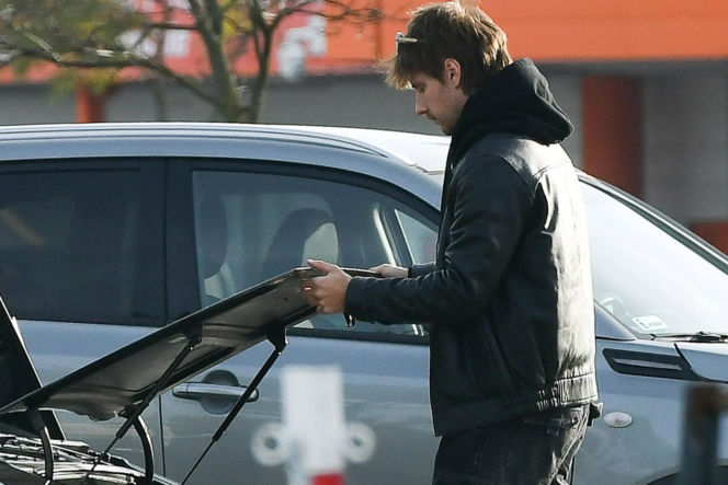 Maciej Musiał najpierw pieści auto, potem dziewczynę