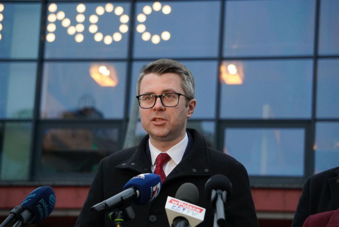 Konferencja prasowej PiS pod Halą Mirowską w Warszawie