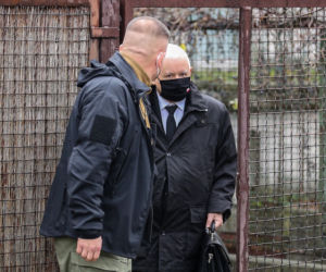 Naczelnik założył maskę