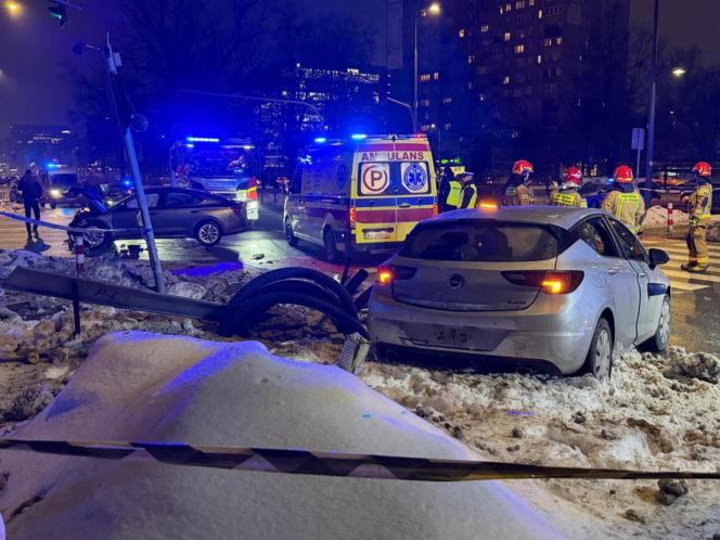 Stłuczka z nieoznakowanym radiowozem w Warszawie. Potężna utrudnienia