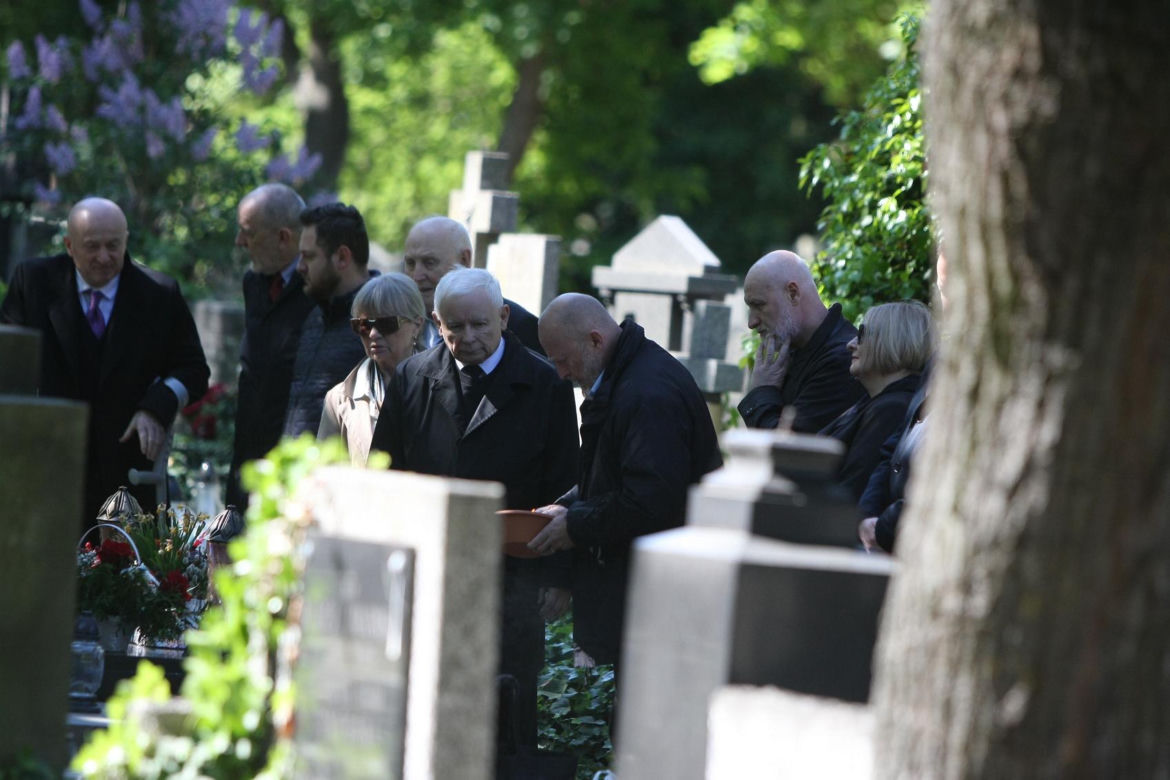 Jarosław Kaczyński na cmentarzu nie był sam. Pewna kobieta nie odstępowała go na krok