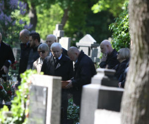 Jarosław Kaczyński na cmentarzu nie był sam. Pewna kobieta nie odstępowała go na krok
