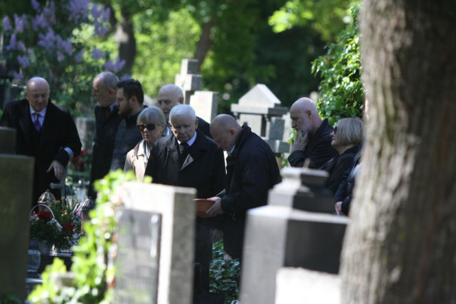 Jarosław Kaczyński na cmentarzu nie był sam. Pewna kobieta nie odstępowała go na krok