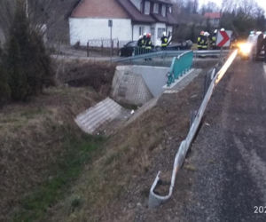Samochód DACHOWAŁ tuż pod oknami domu w Tworkowej! To CUD, że nie było ofiar śmiertelnych