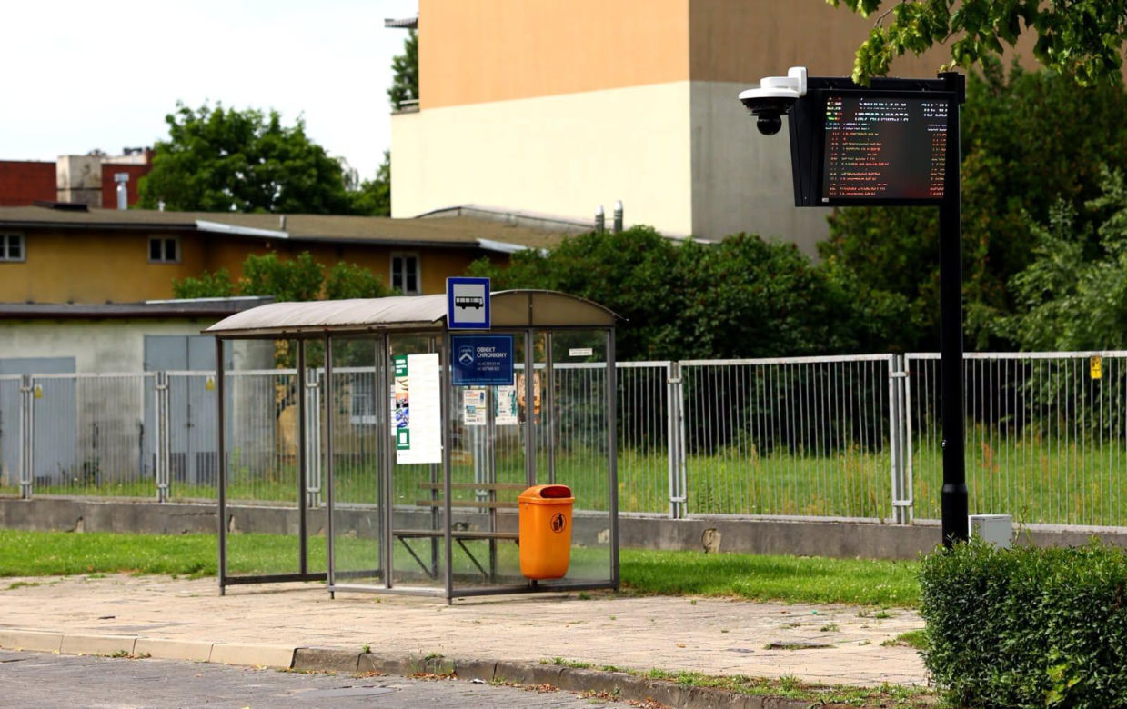 Nowe tablice na przystankach w Lesznie