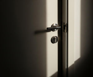 Rodzinny dramat w gminie Kraszewice. 54-latka przez lata znęcała się nad mężem i synem