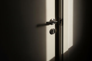 Przemoc domowa w Bielsku-Białej. Ukryty koszmar trwał ponad rok, aż do interwencji kogoś, kto nie odwrócił wzroku.